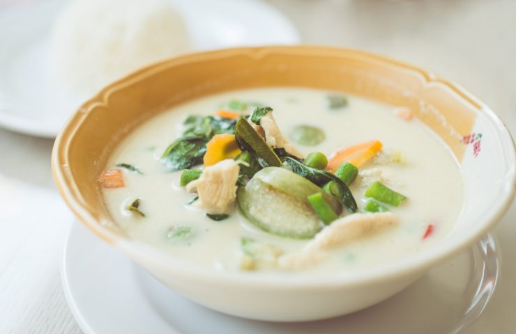 You are currently viewing Thai Chicken Soup with Greens: A Nourishing Recipe for Your Weight Loss Journey
